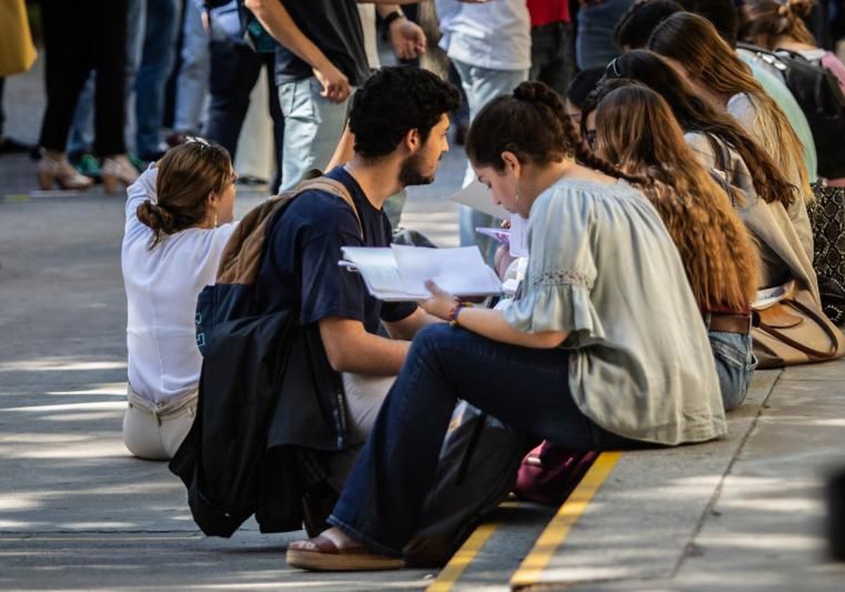 Estudiantes a las afueras de la Escuela Técnica Superior de Ingeniería de Edificación