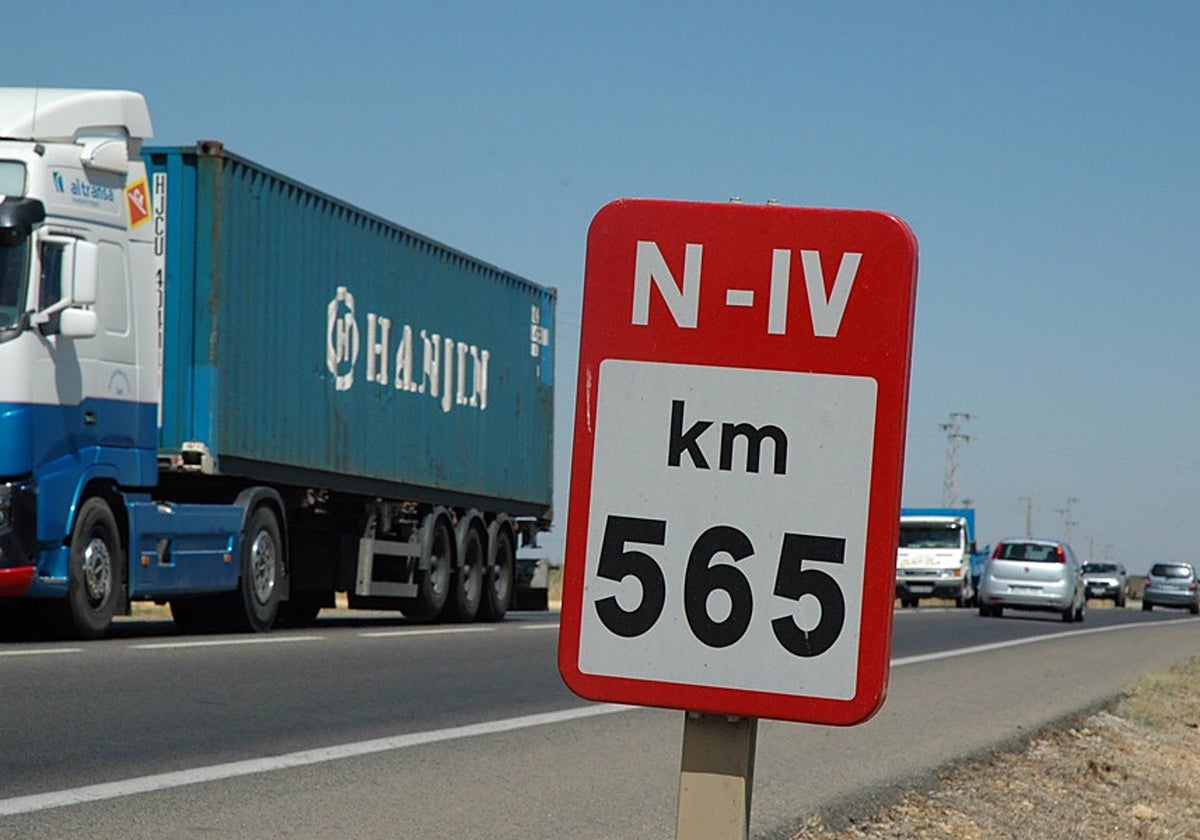El accidente se ha producido en la carretera N-IV que une Sevilla y Cádiz, a la altura de Utrera