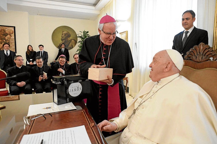 El jamón que el arzobispo de Sevilla le regaló al Papa Francisco vino de «Divino Jamón», en Nervión