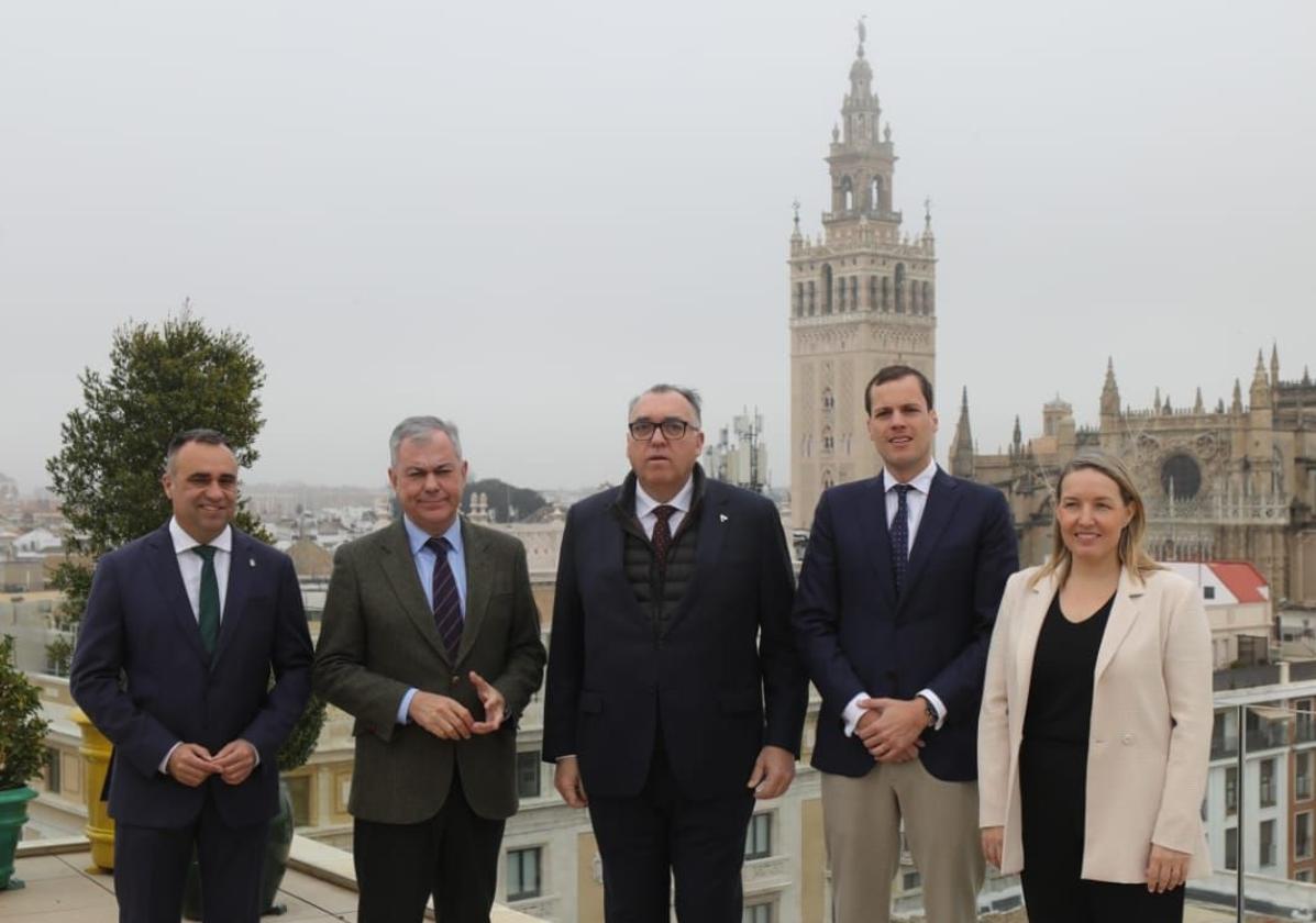 Arturo Bernal y José Luis Sanz han acompañado a los representantes de Vueling