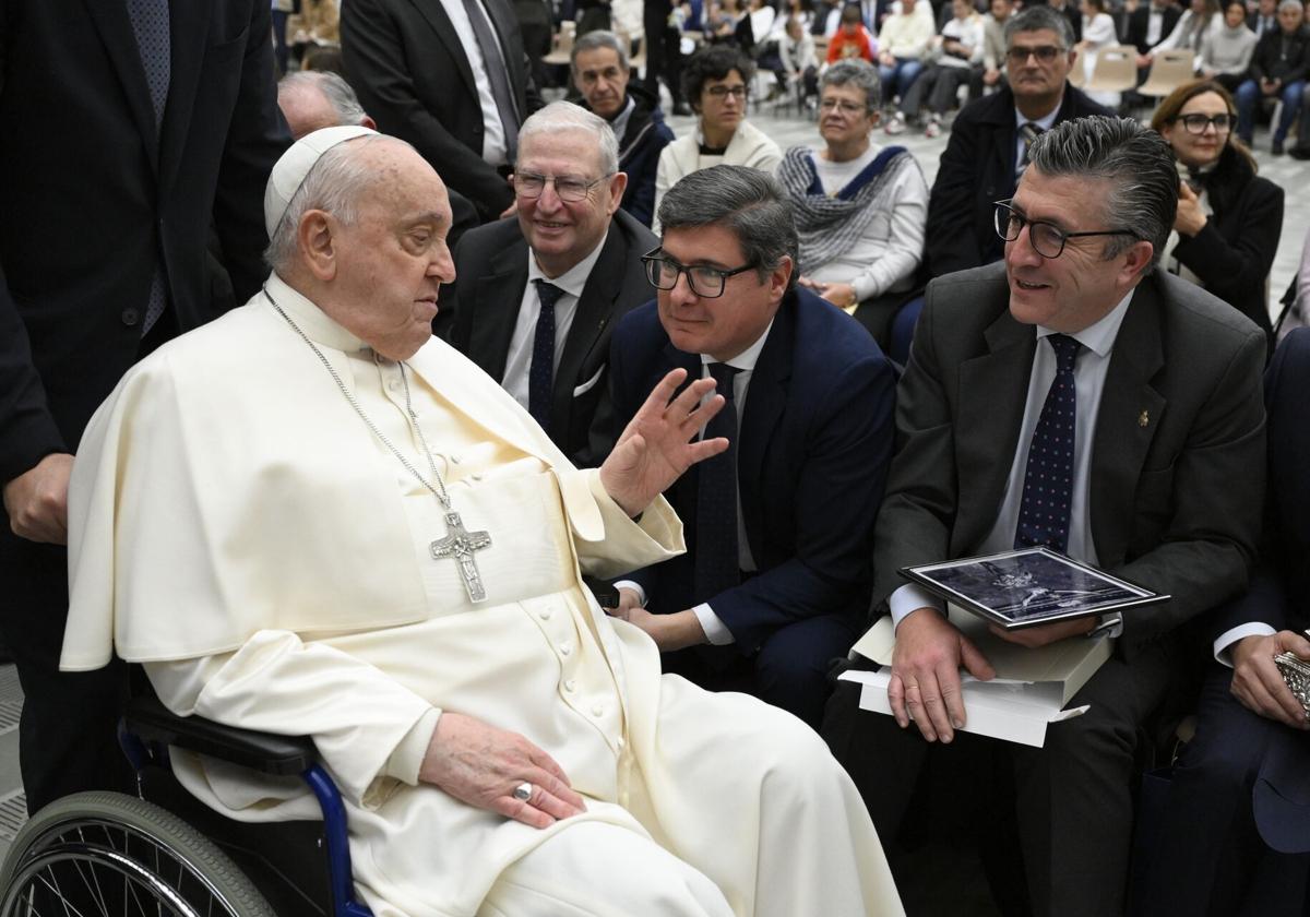 El Papa Francisco recibiendo un cuadro del Cachorro por parte del hermano mayor, José Luis Aldea