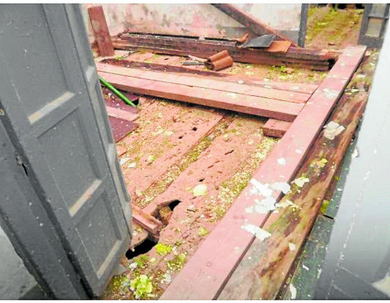 Imagen secundaria 2 - Las viviendas propiedad de Patrimonio del Estado en el Patio de Banderas presentan un gran deterioro en cubiertas y paredes, según se refleja en estas imagénes que presenta el informe que la Gerencia de Urabnismo del Ayuntamiento de Sevilla ha enviado al organismo dependiente del Ministerio de Hacienda
