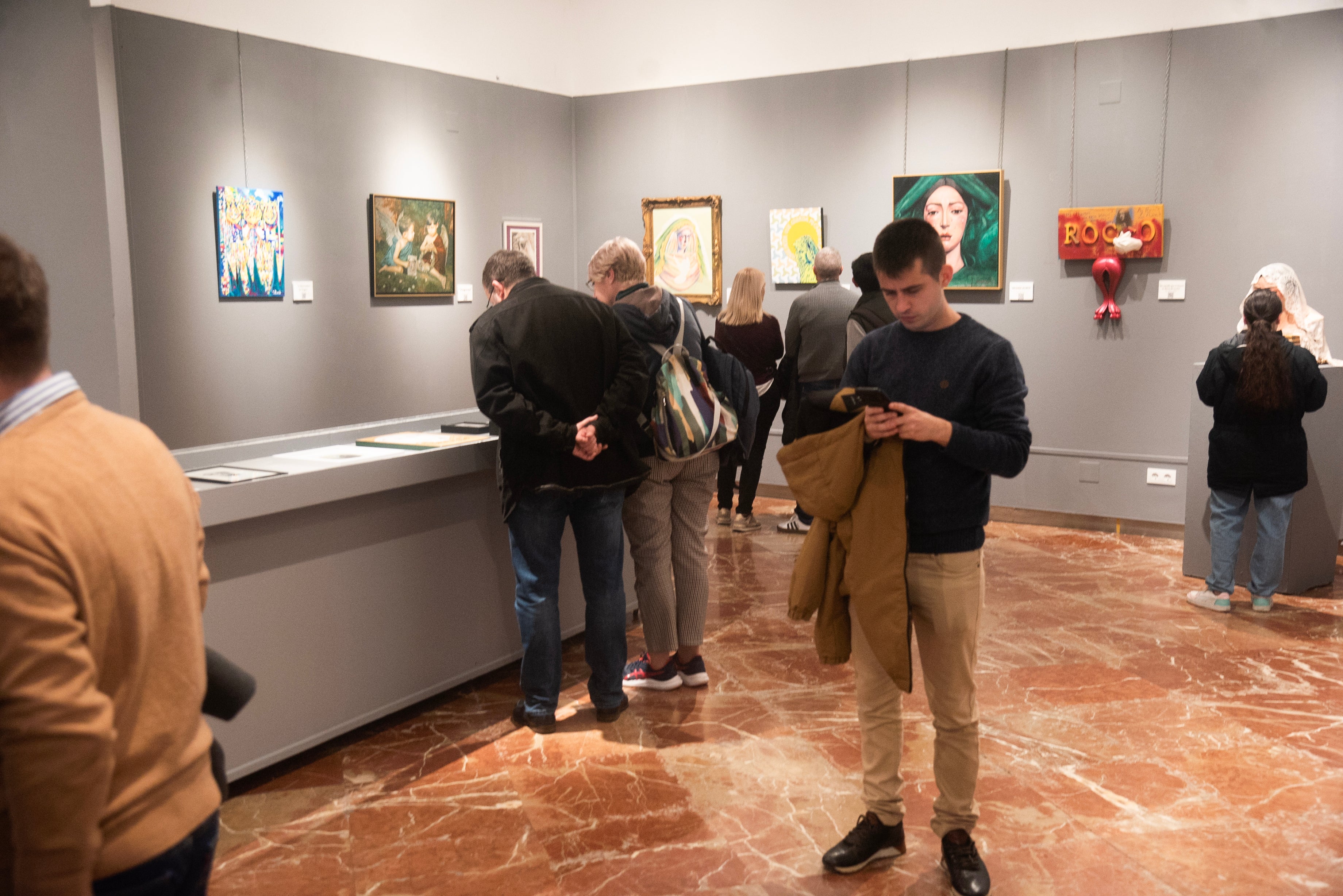 La exposición de arte de la Virgen del Rocío en el Mercantil