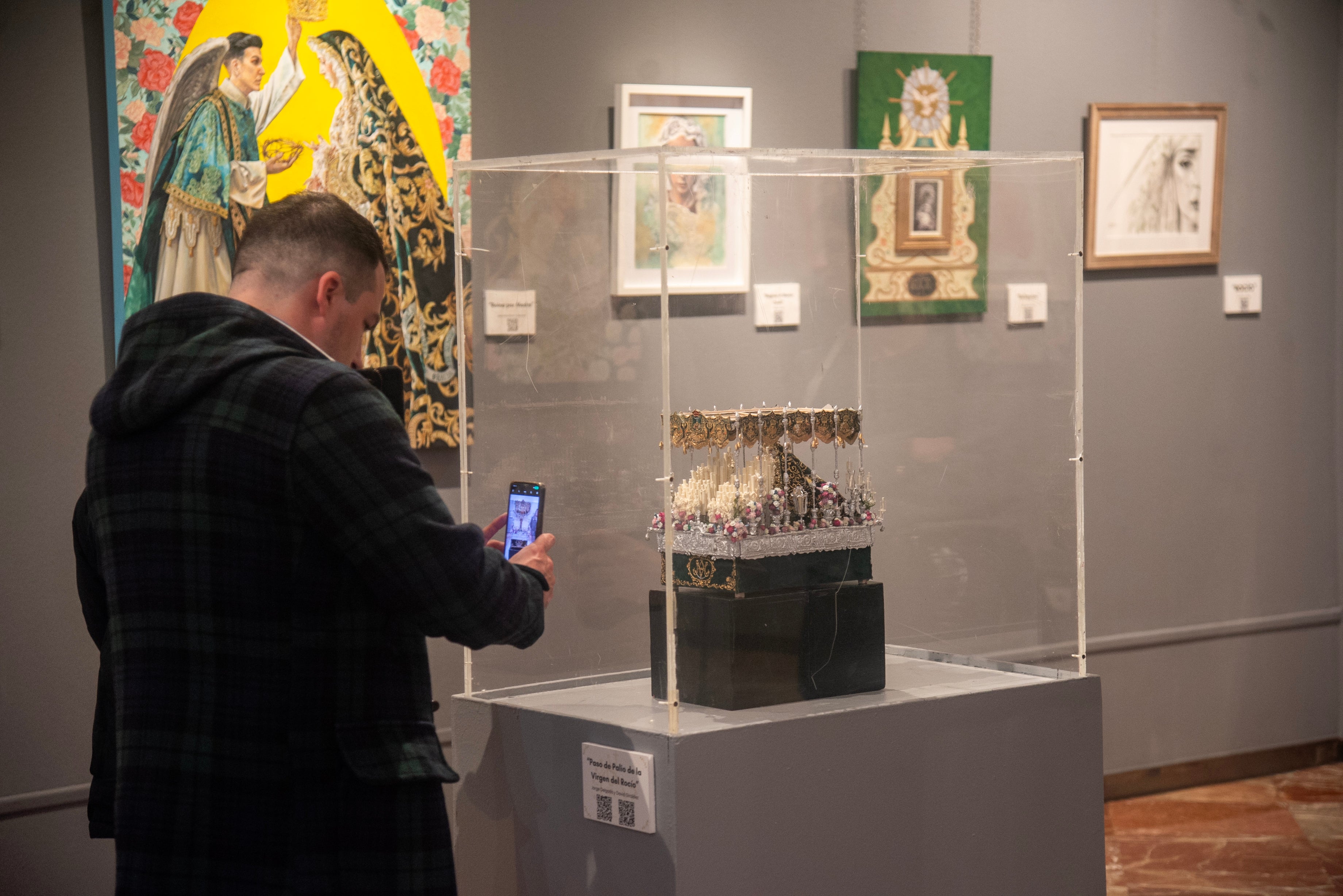 La exposición de arte de la Virgen del Rocío en el Mercantil