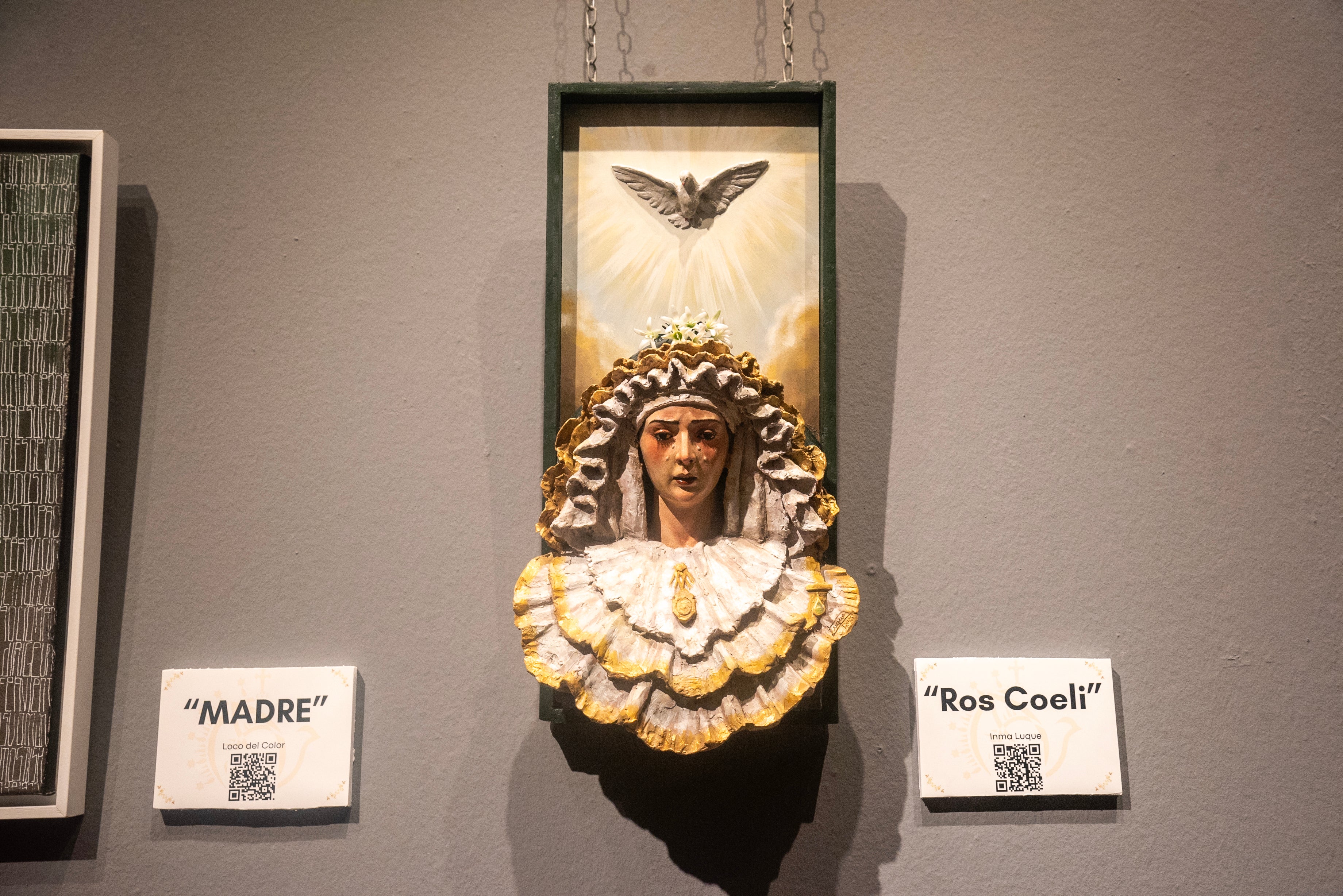 La exposición de arte de la Virgen del Rocío en el Mercantil