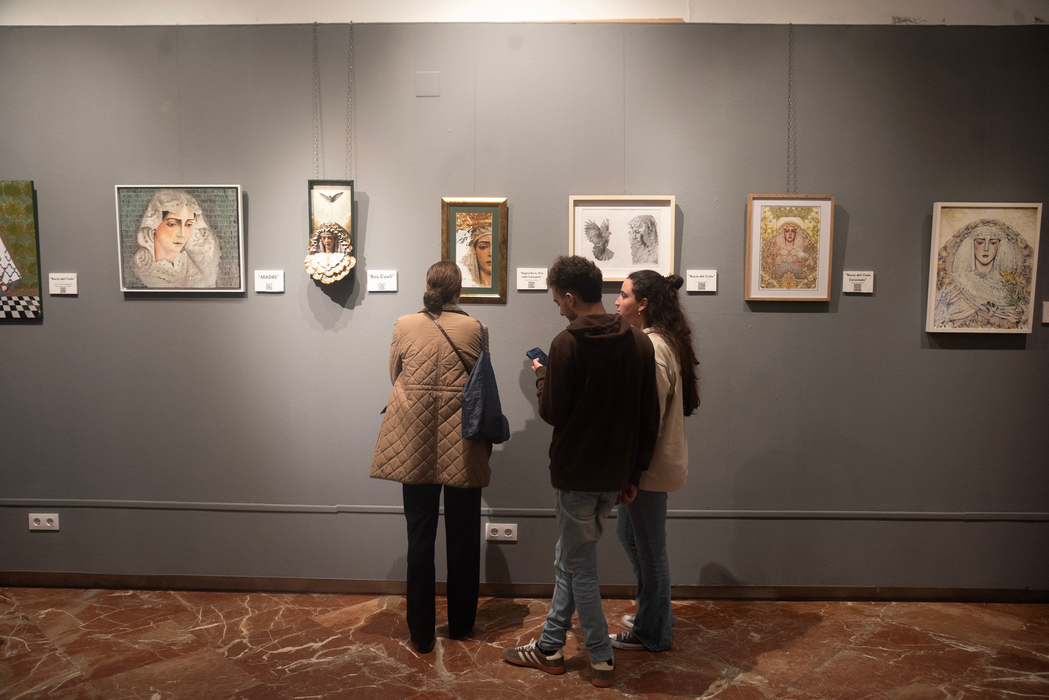 La exposición de arte de la Virgen del Rocío en el Mercantil