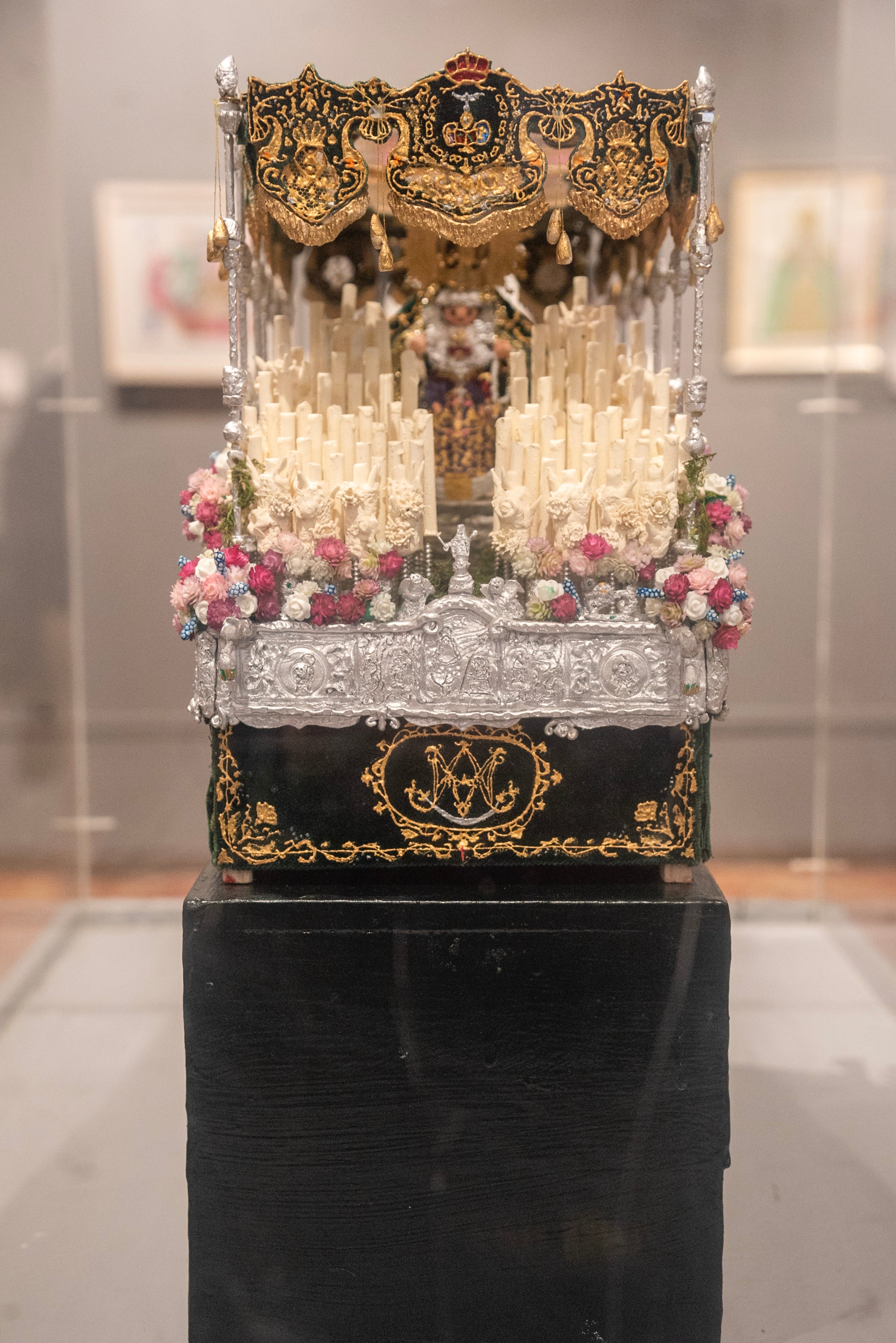 La exposición de arte de la Virgen del Rocío en el Mercantil