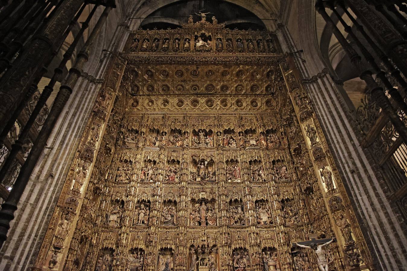 El altar mayor de la Catedral es el eje que vertebra la experiencia nocturna