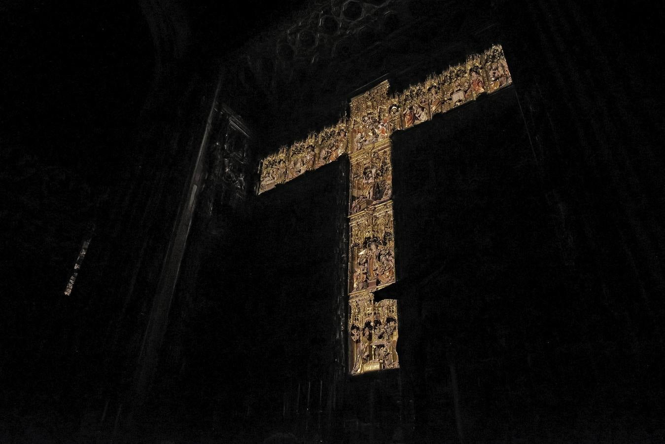El altar mayor de la Catedral es el eje que vertebra la experiencia nocturna