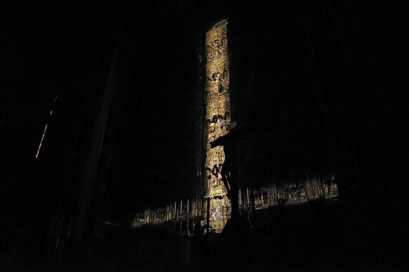 El altar mayor de la Catedral es el eje que vertebra la experiencia nocturna