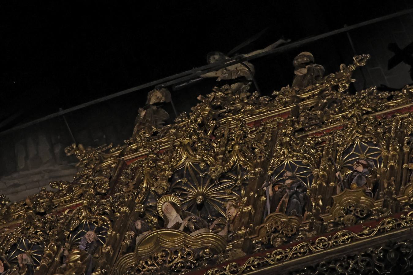 El altar mayor de la Catedral es el eje que vertebra la experiencia nocturna