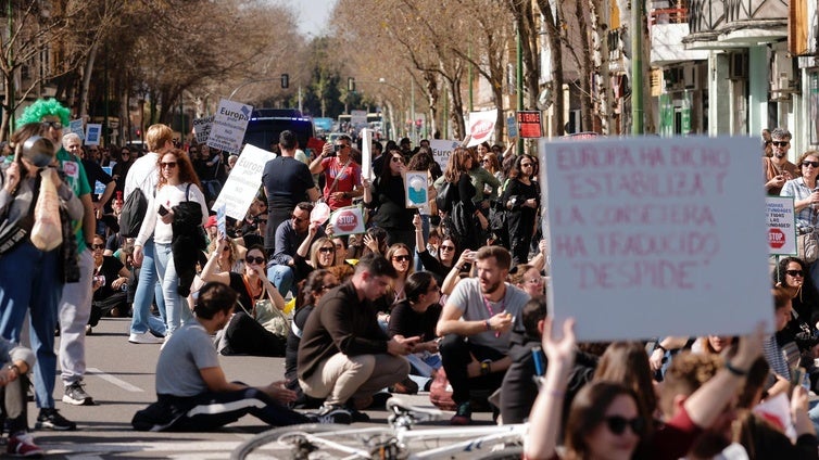 Un grupo de manifestantes corta la Resolana tras intentar hacer lo mismo con el puente del Cachorro en Sevilla