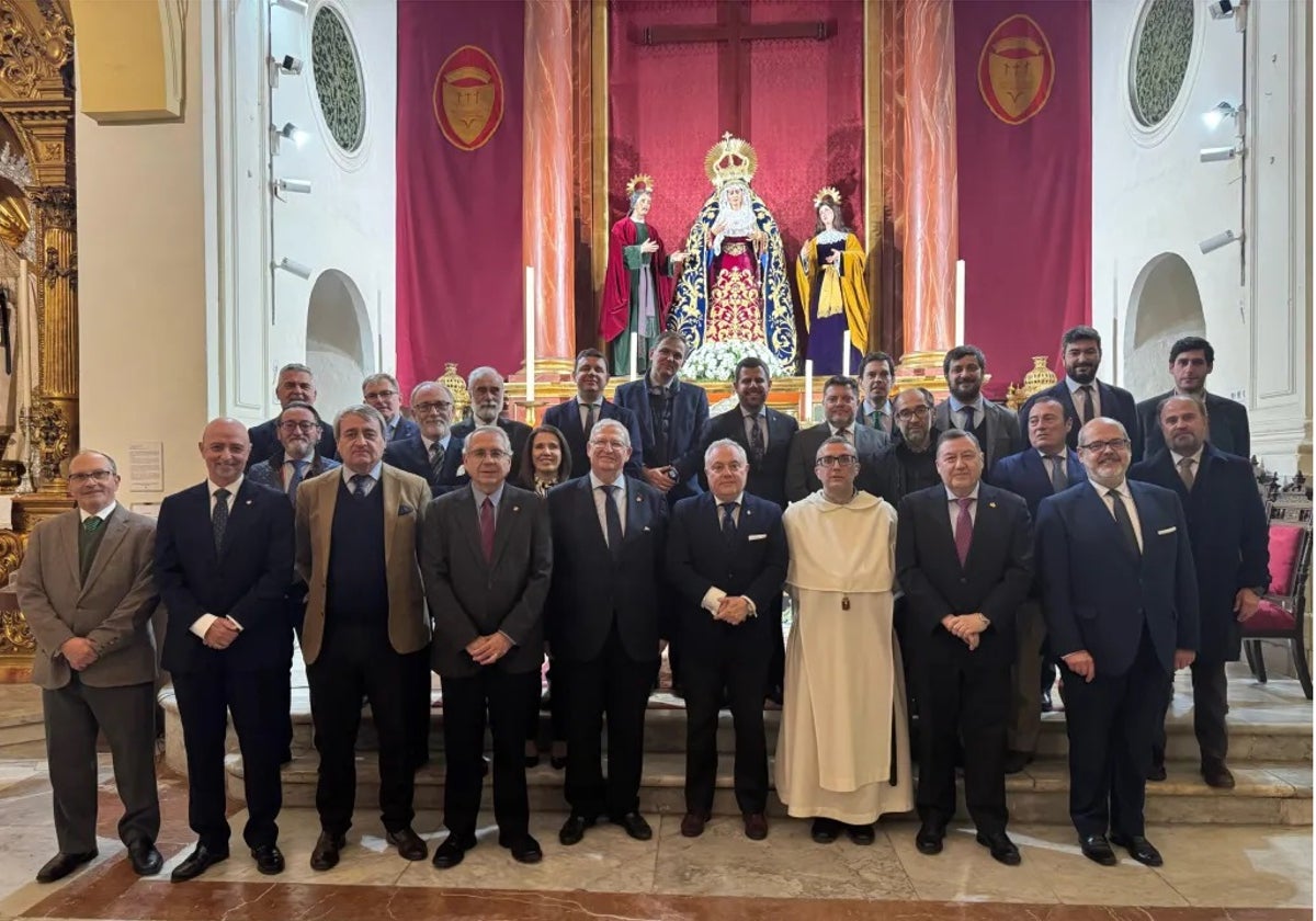 Reunión entre el Consejo y el Santo Entierro para cerrar los detalle del Vía Crucis de las Cofradías