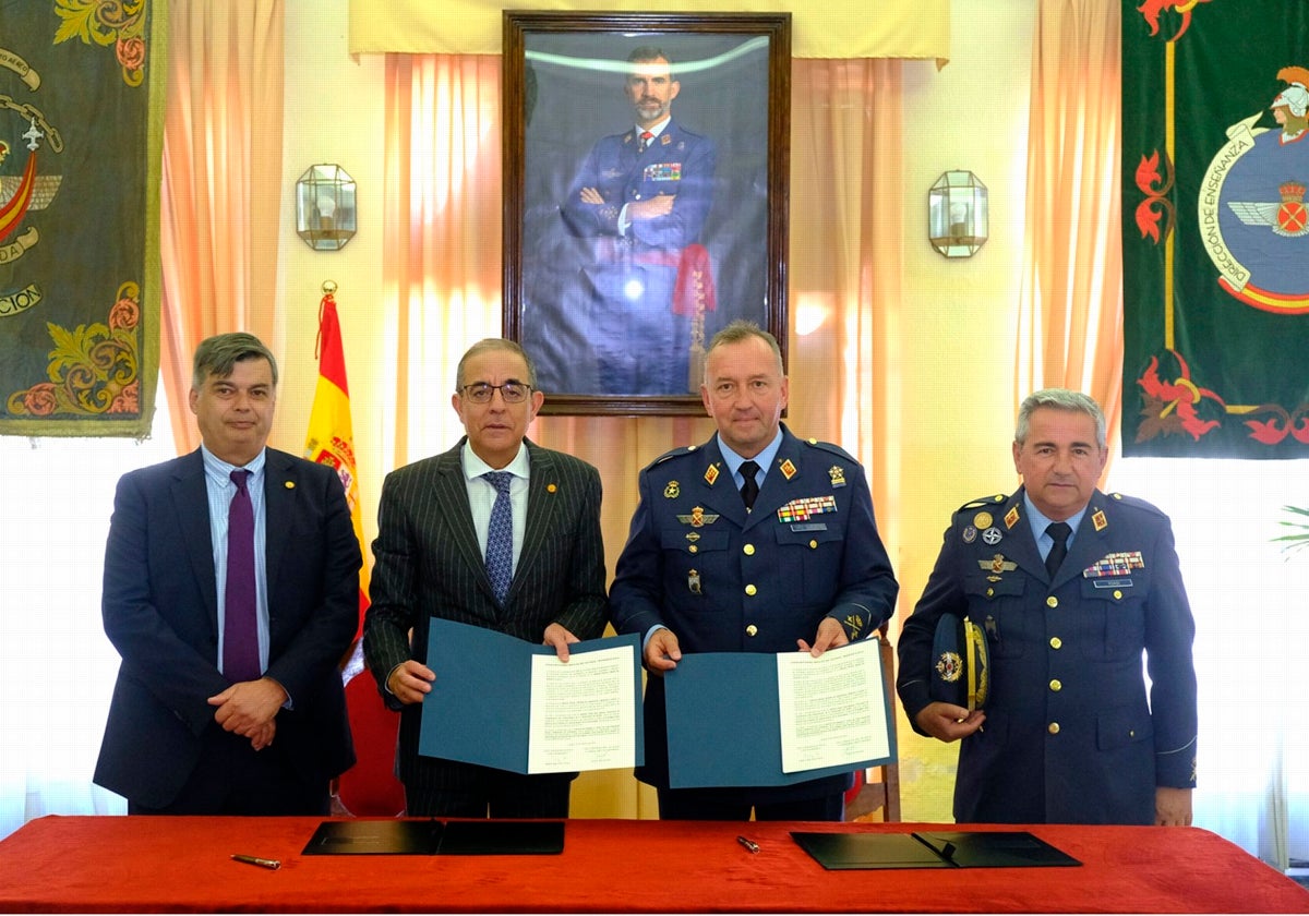 El rector de la Universidad de Sevilla, Miguel Ángel Castro y el general de división, Rafael Saiz Quevedo