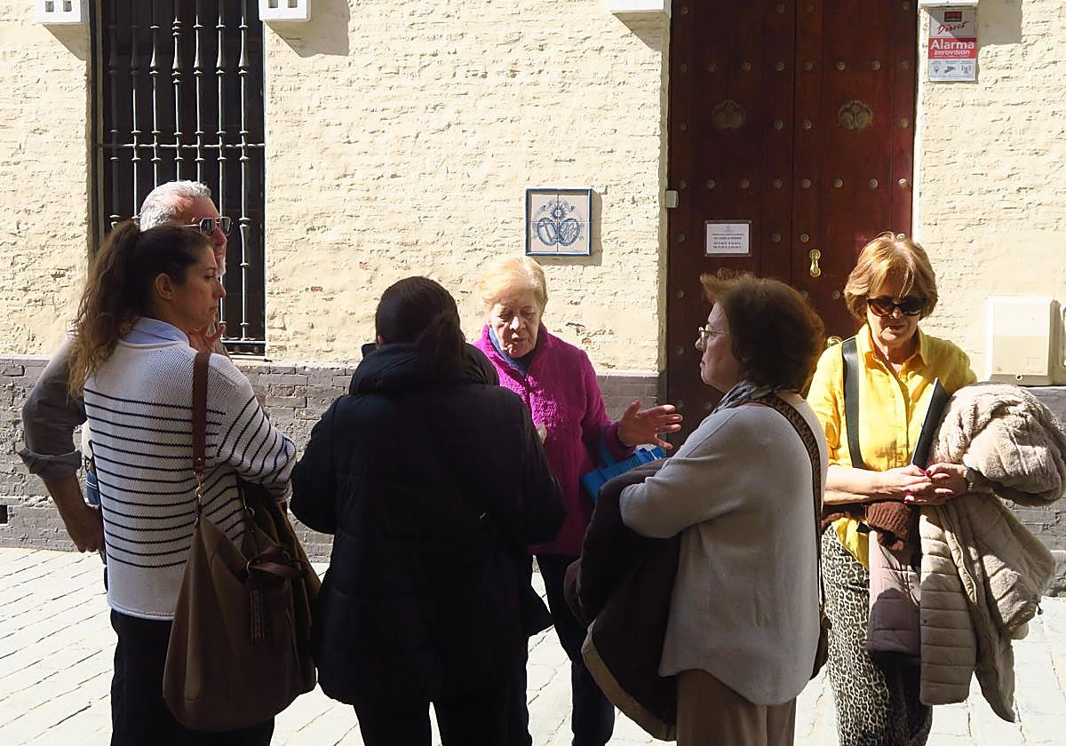 Usuarios de las sillas en la puerta de la sede del Consejo de Cofradías