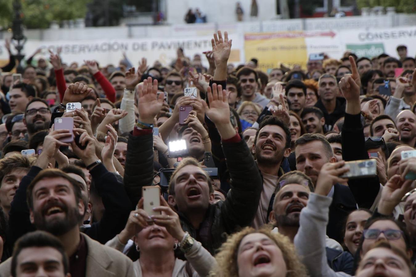 La cantante Melody recibió el cariño de la ciudad de Sevilla