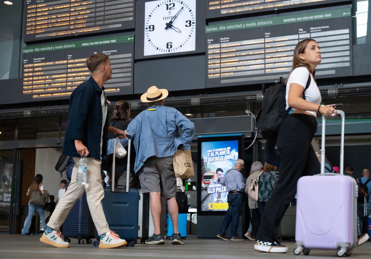 Pasajeros en la Estación de Santa Justa