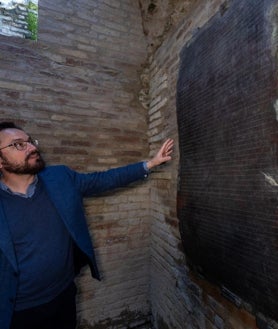 Imagen secundaria 2 - Arriba, el anfiteatro, que albergaba los juegos gladiatorios. Abajo a la izquierda, hornacina en la que estaría representado el principal dios de Itálica. Hay hipótesis que señalan que podría haber albergado una estatua de Adriano. Abajo a la derecha, bronce jurídico con una ley dictada por Marco Aurelio.