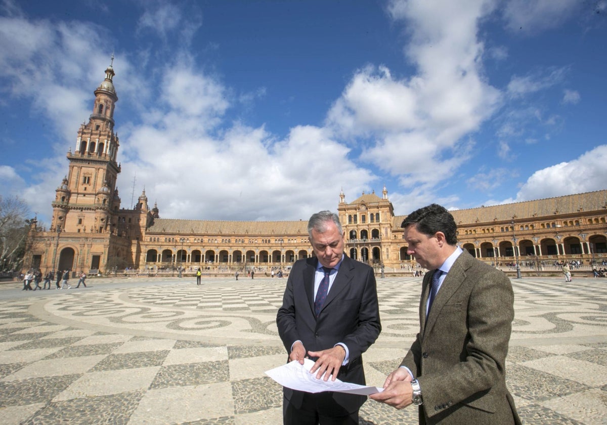 El alcalde José Luis Sanz y el edil Juan de la Rosa repasando el proyecto de la Plaza de España