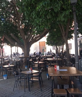 Imagen secundaria 2 - Ejemplos de plazas duras en Sevilla, asentadas sobre aparcamientos, sin bancos o tomadas por los veladores de los bares
