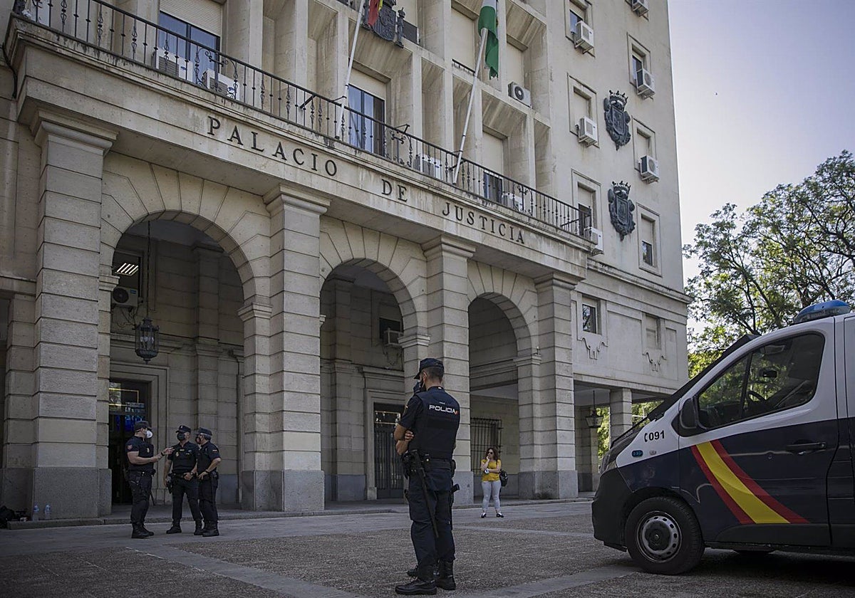 Policía Nacional en la puerta de la Audiencia de Sevilla