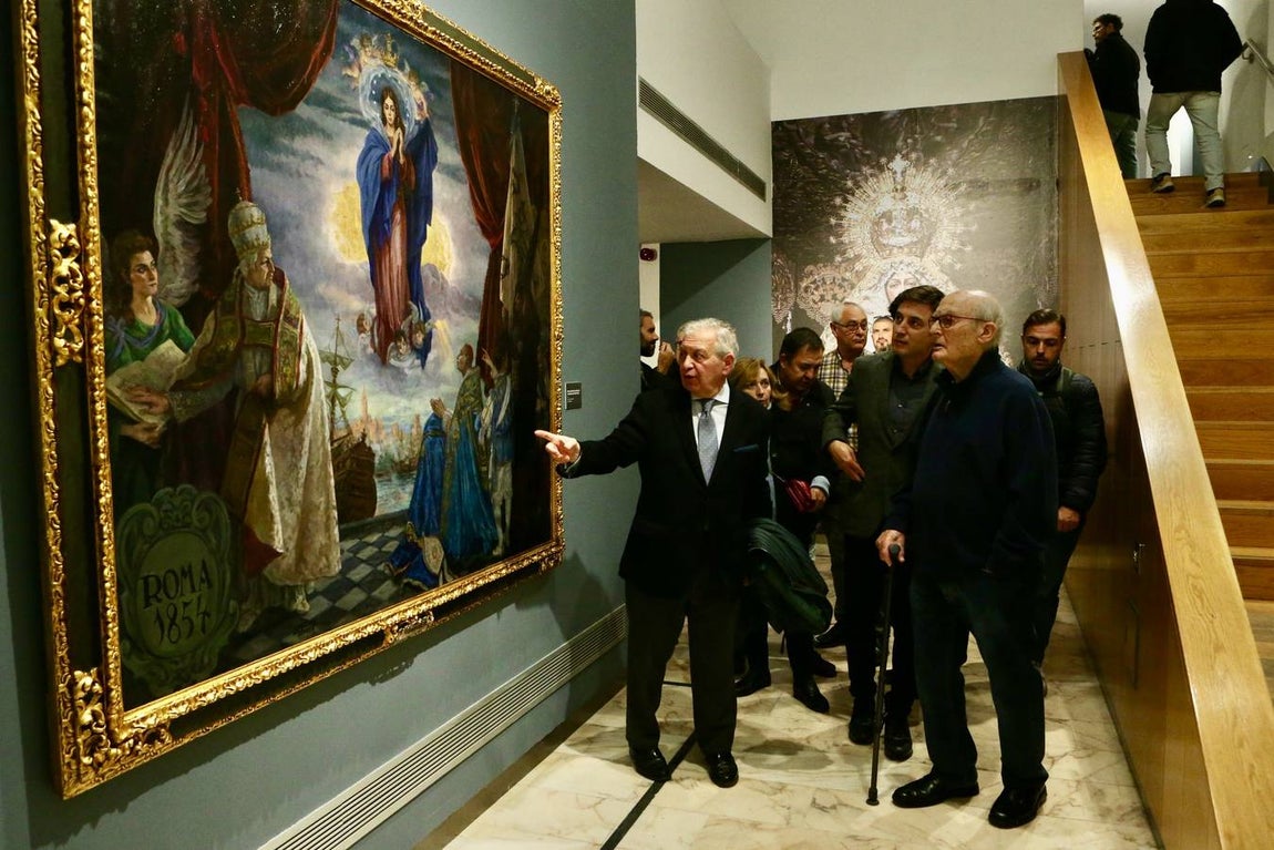 Momento de la visita de Luis Gordillo y José Tomás a la exposición sobre la Macarena