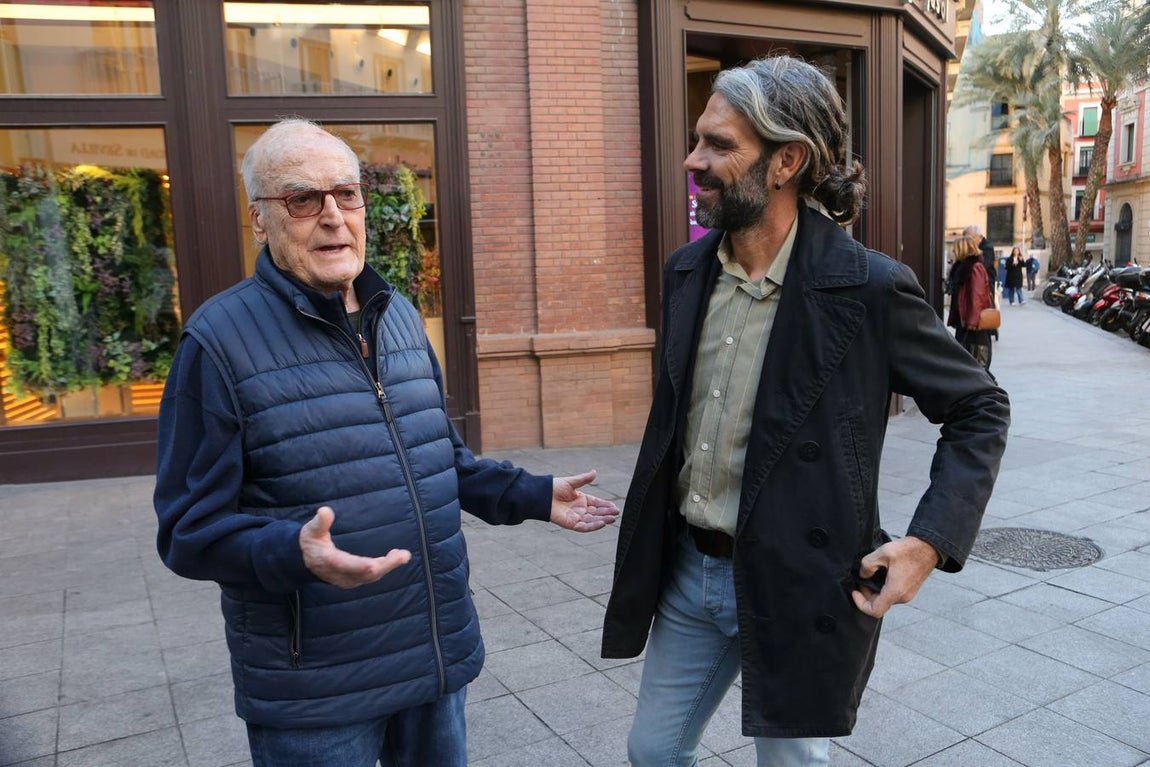 Momento de la visita de Luis Gordillo y José Tomás a la exposición sobre la Macarena
