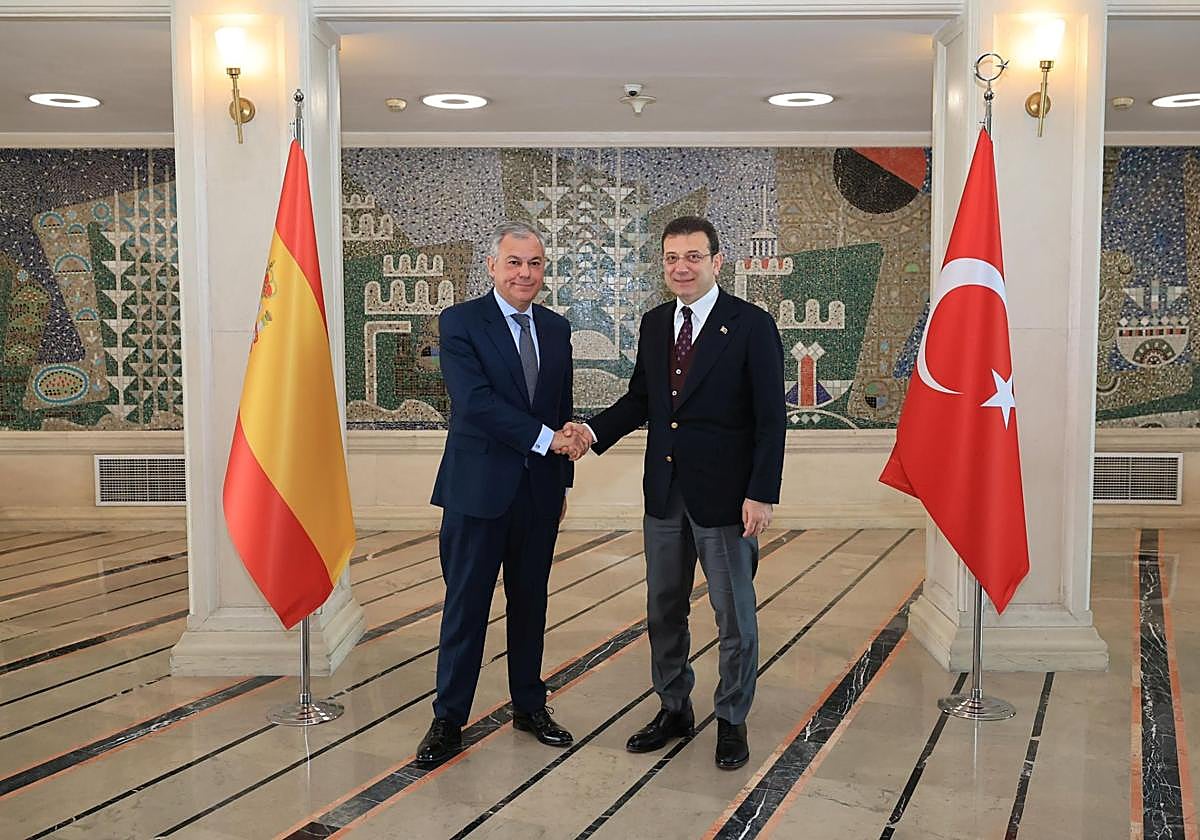 El alcalde de Sevilla, José Luis Sanz, en el Instituto Cervantes de Estambul