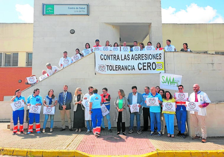 Protesta de sanitarios del centro de salud de Lora del Río a la que asistió la directora del Distrito Aljarafe y hoy consejera de Salud, Rocío Hernández //