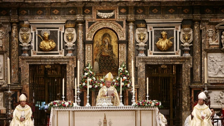 Saiz Meneses:  «El Papa Francisco nos muestra el camino hacia la santidad y rogamos a la Virgen de los Reyes por su restablecimiento»