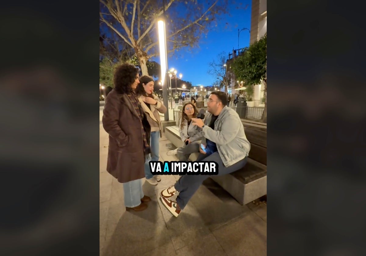 El tiktoker sevillano Pablo de la Cruz (@delacruzphto) entrevistando a jóvenes en Puerta de Jerez