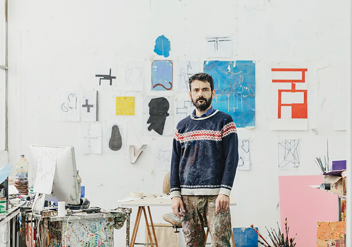 El artista sevillano Rubén Guerrero en su estudio