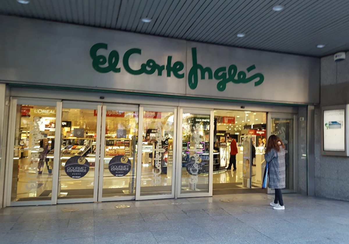 Entrada del Corte Inglés de la Plaza del Duque, en el centro de Sevilla