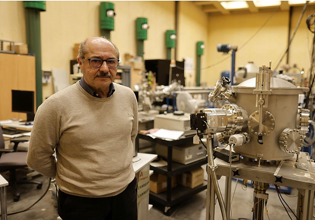 Manuel García León en el Centro Nacional de Aceleradores, situado en la Isla de la Cartuja