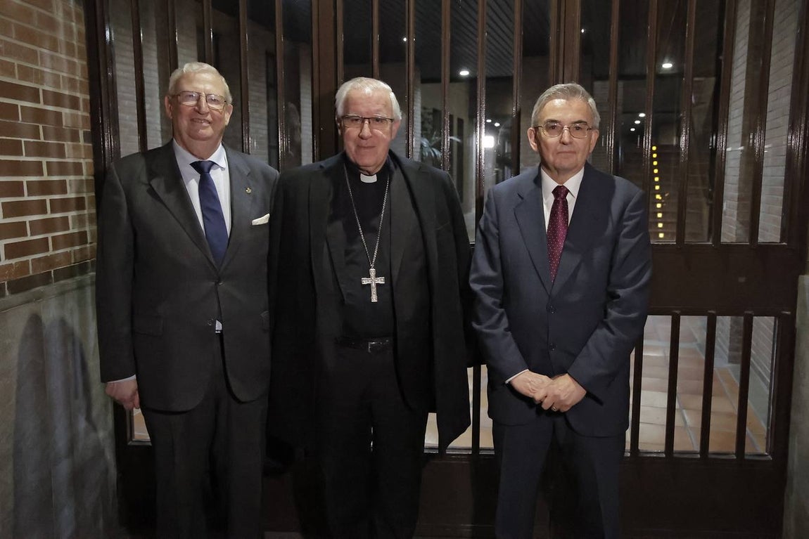 El alcalde de Sevilla, José Luis Sanz, y el arzobispo, Monseñor José Ángel Saiz Meneses acompañaron al pregonero en esta animada recepción