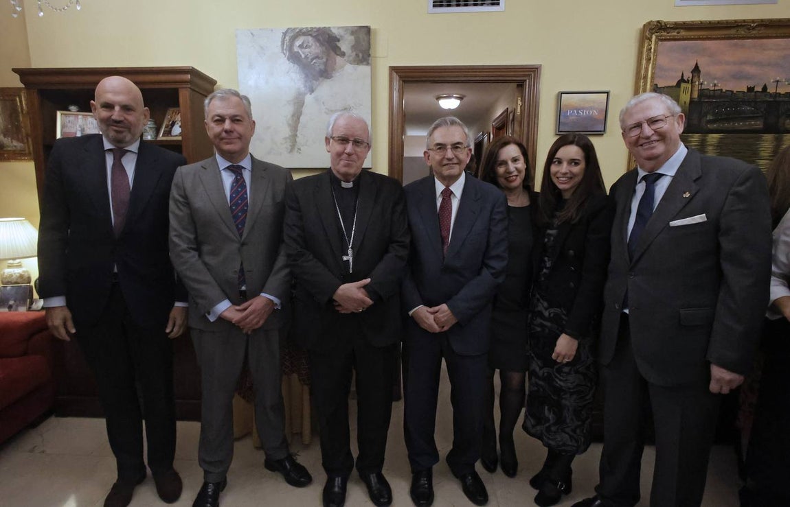 El alcalde de Sevilla, José Luis Sanz, y el arzobispo, Monseñor José Ángel Saiz Meneses acompañaron al pregonero en esta animada recepción
