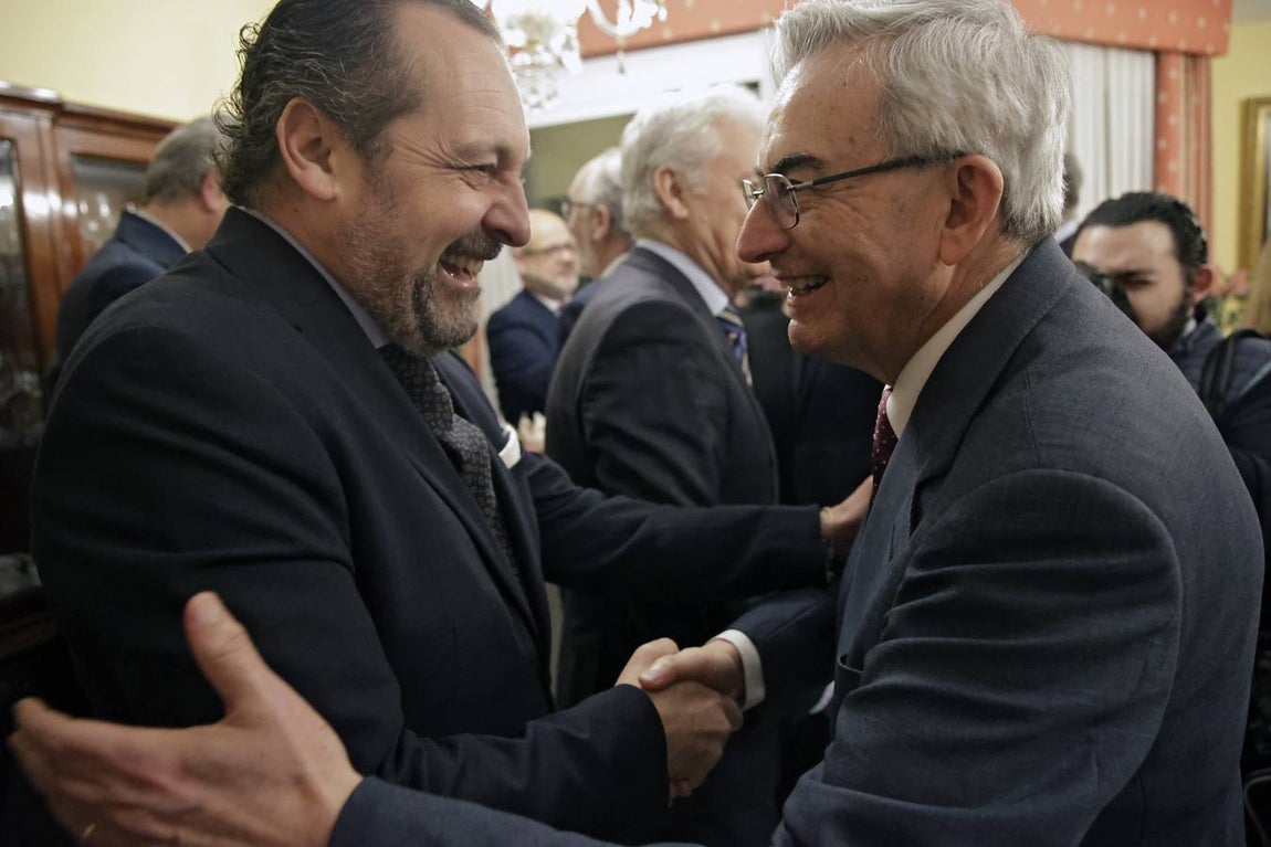 El alcalde de Sevilla, José Luis Sanz, y el arzobispo, Monseñor José Ángel Saiz Meneses acompañaron al pregonero en esta animada recepción