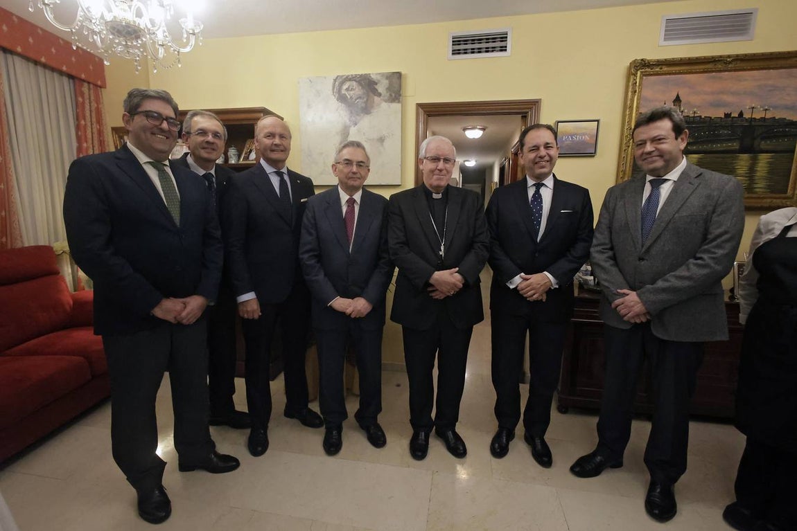 El alcalde de Sevilla, José Luis Sanz, y el arzobispo, Monseñor José Ángel Saiz Meneses acompañaron al pregonero en esta animada recepción