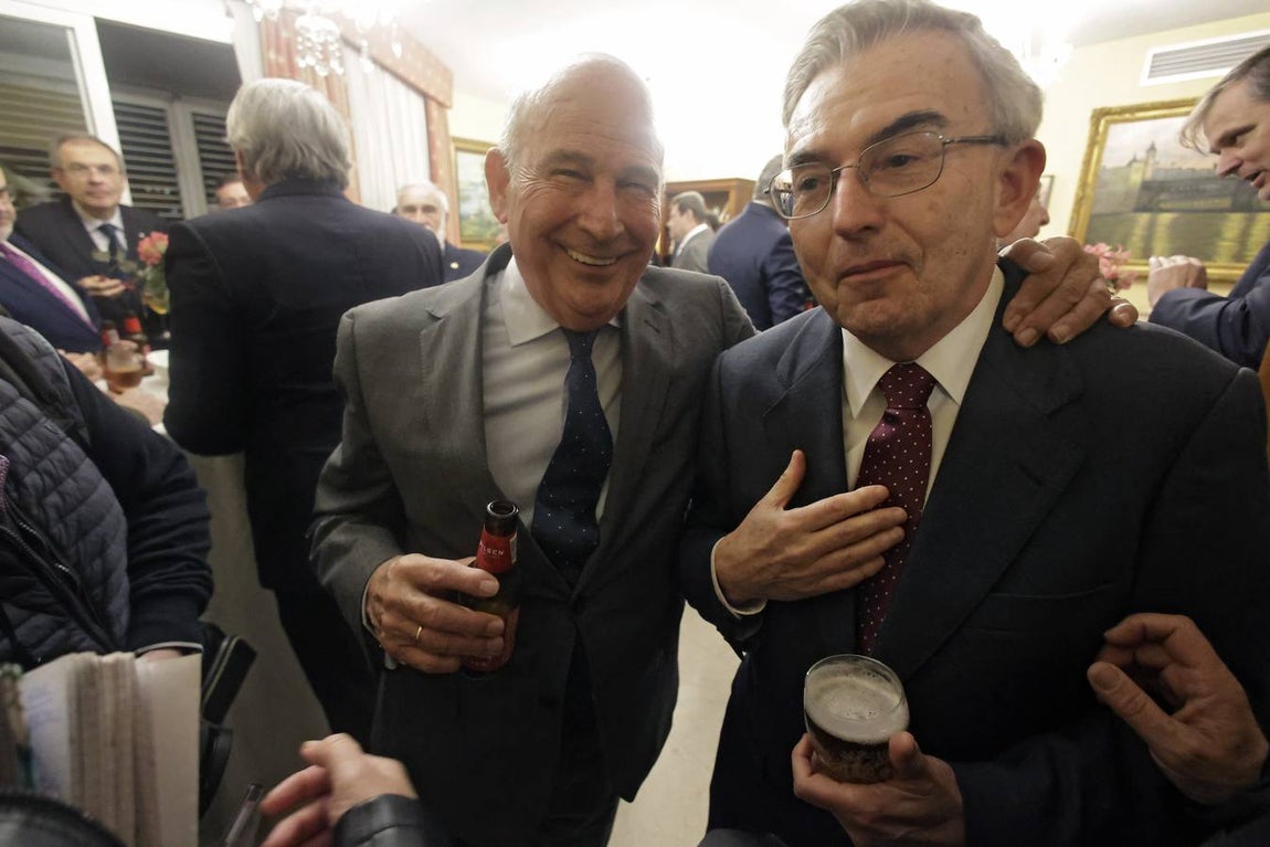 El alcalde de Sevilla, José Luis Sanz, y el arzobispo, Monseñor José Ángel Saiz Meneses acompañaron al pregonero en esta animada recepción