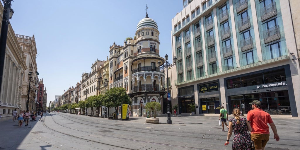 Los toldos de la Avenida de la Constitución dejarán libre la Catedral e irán en maceteros