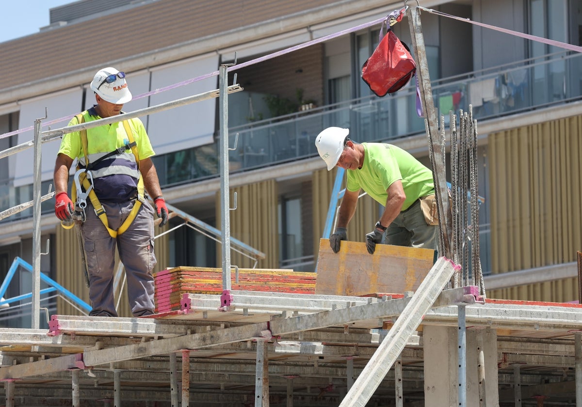 Varios obreros trabajan en la construcción