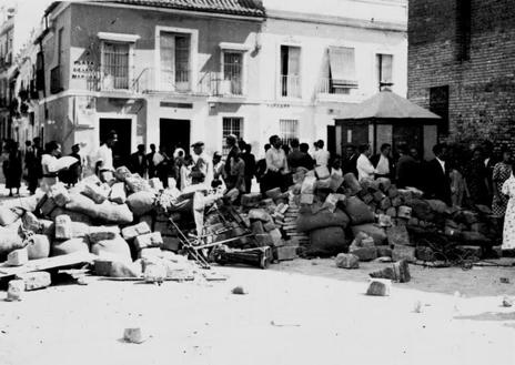 Imagen secundaria 1 - Arriba, la antigua Cárcel de La Ranilla; abajo, a la izquierda, las barricadas de San Marcos, y a la derecha, retrato de Antonio Perea