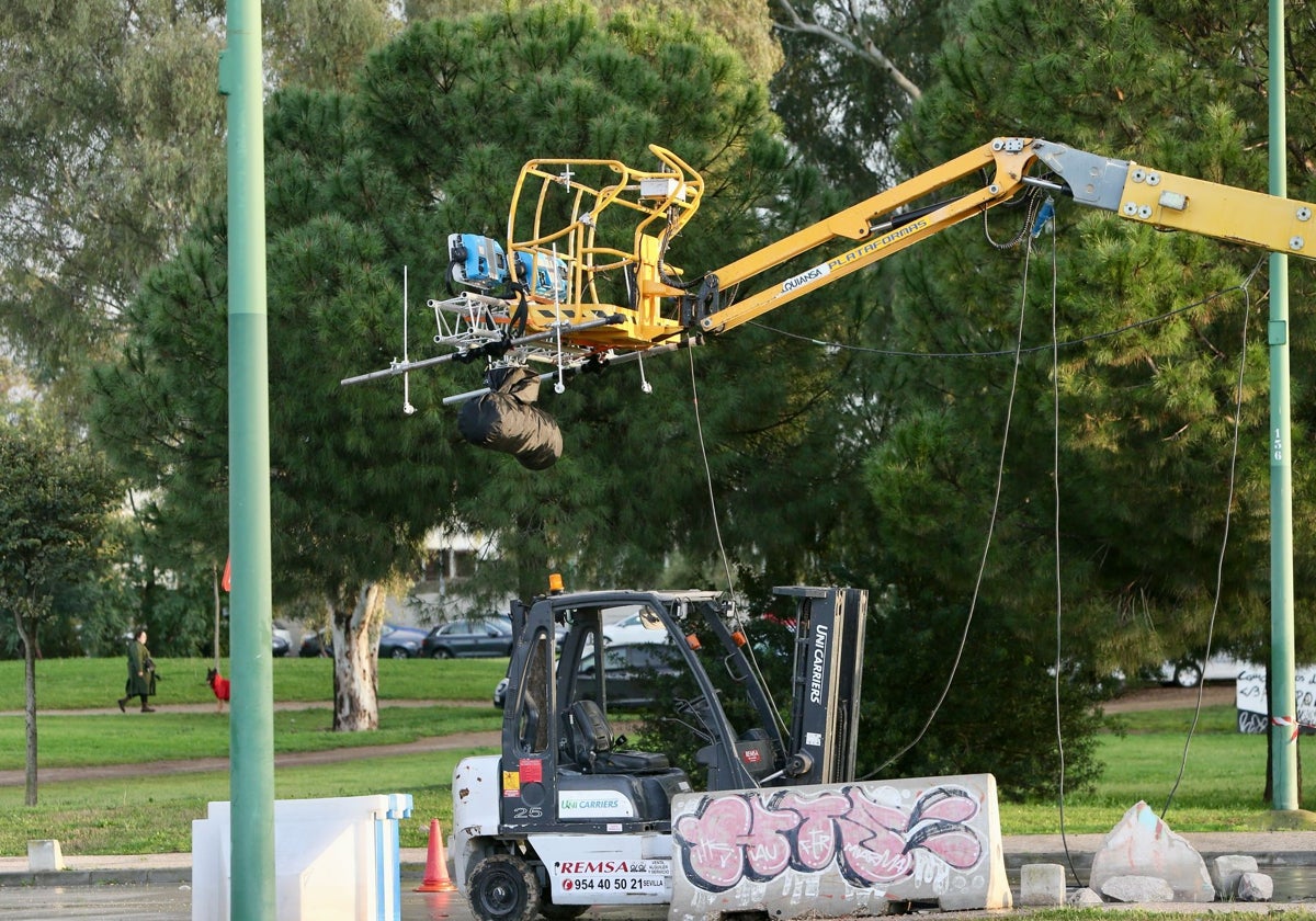 Una grúa prepara el escenario para la grabación de la serie en las inmediaciones de Las Razas
