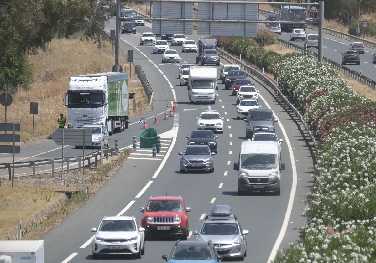 Vehículos con circulación lenta por congestión en la A-49 en una imagen de archivo