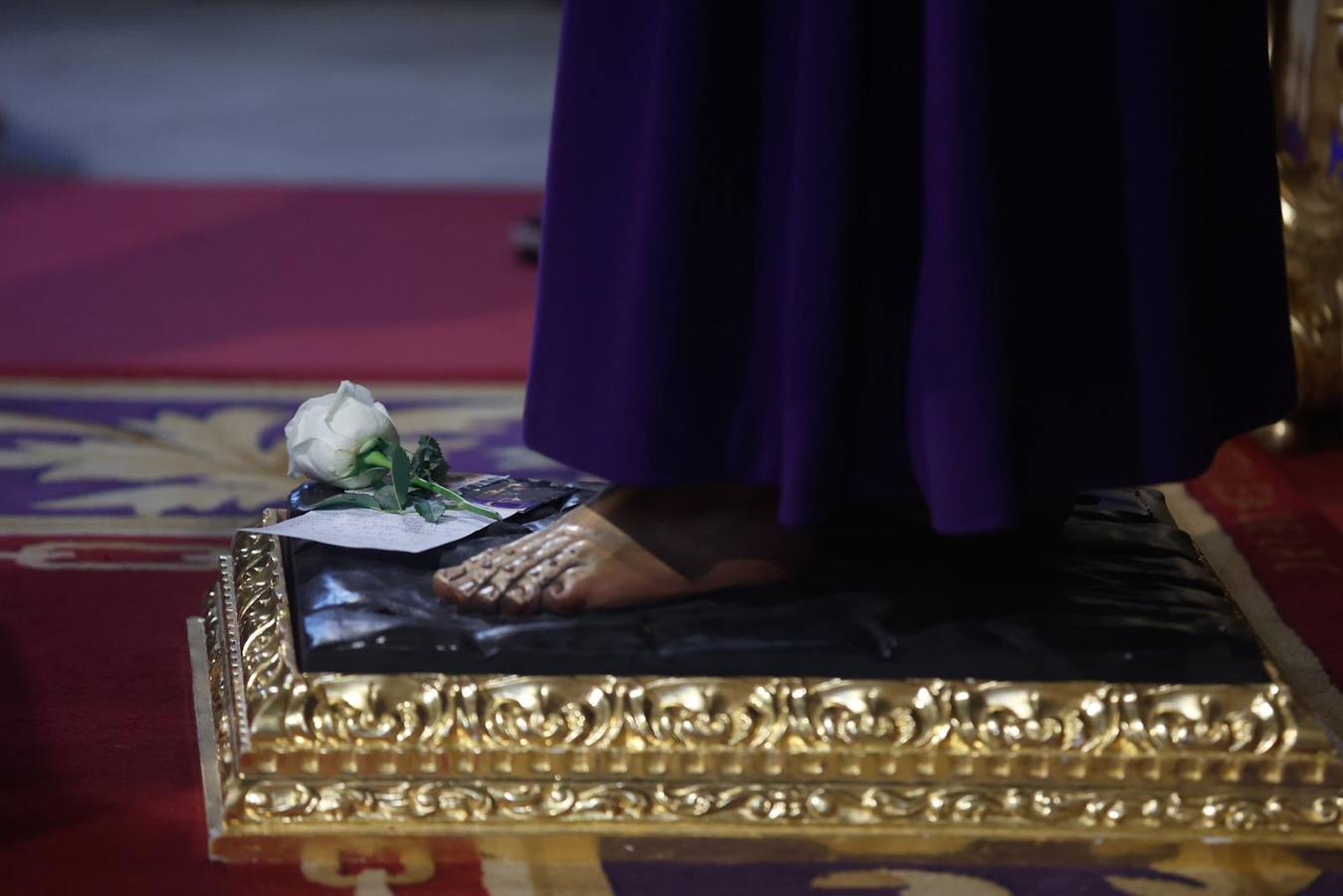 Los fieles han acudido durante todo este viernes al besamanos del Cautivo del Tiro de Línea