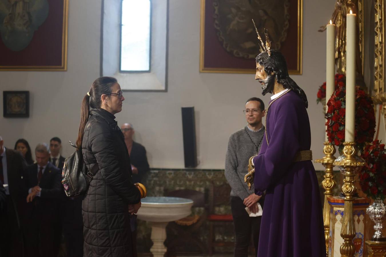 Los fieles han acudido durante todo este viernes al besamanos del Cautivo del Tiro de Línea