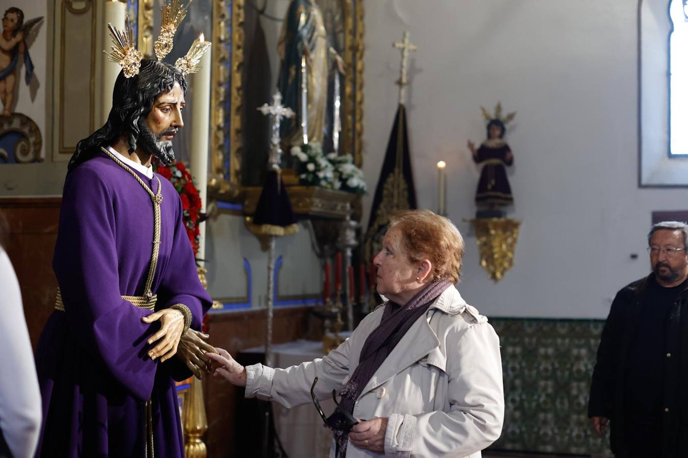Los fieles han acudido durante todo este viernes al besamanos del Cautivo del Tiro de Línea