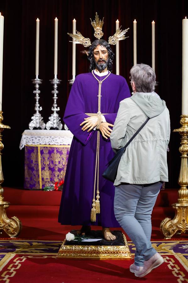 Los fieles han acudido durante todo este viernes al besamanos del Cautivo del Tiro de Línea