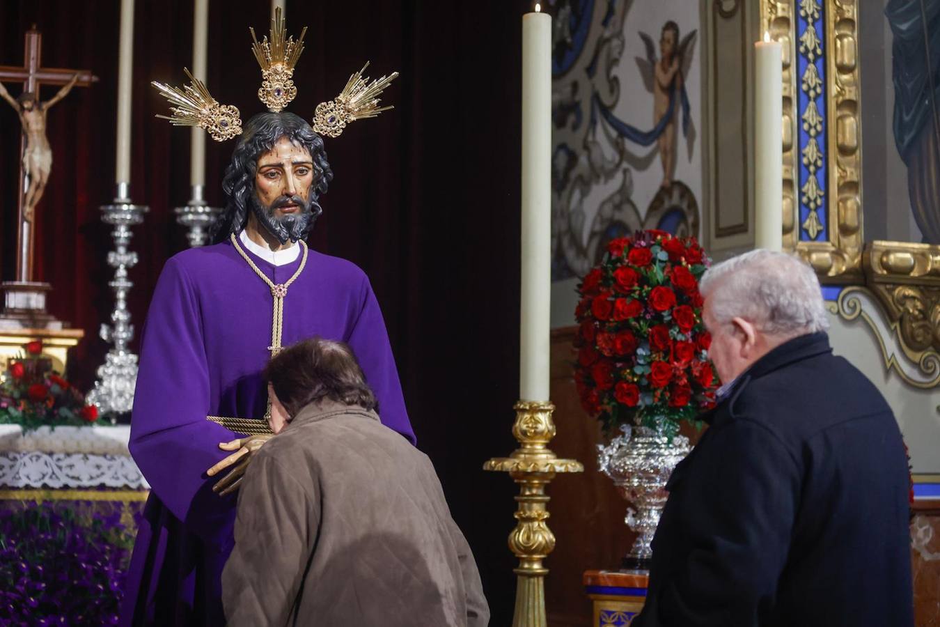 Los fieles han acudido durante todo este viernes al besamanos del Cautivo del Tiro de Línea