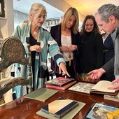 Patricia del Pozo contemplando los fondos de la colección del artista José Caballero, que se expondrán en el futuro Museo de Bellas Artes de Huelva